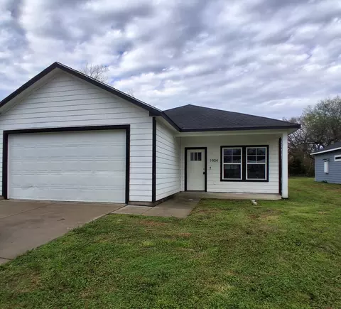 1904 Wesley St, Greenville, TX 75401