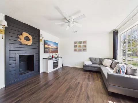 Living - 321 E Pne, Jacksboro, TX 76458 photo 5 of 5