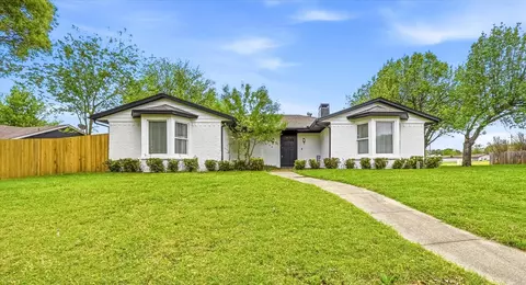 100 Faircrest Dr, Desoto, TX 75115