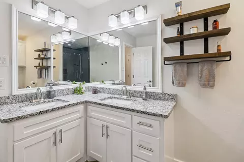 Bath - 1003 Meridith Dr, Terrell, TX 75160 photo 2 of 4