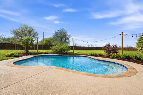 105 Devonshire Dr, Waxahachie, TX 75167