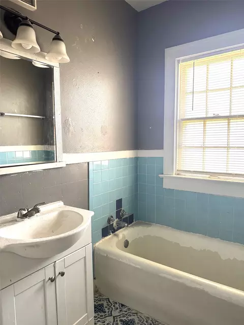 Bath - 1501 Proctor, Waco, TX 76708 photo 4 of 4