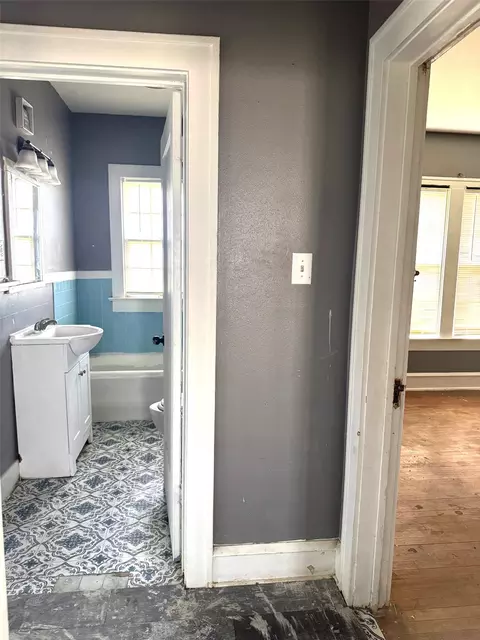 Bath - 1501 Proctor, Waco, TX 76708 photo 3 of 4