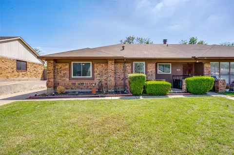 109 Hickory Springs Dr, Euless, TX 76039