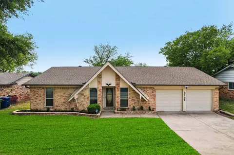2126 Versailles Dr, Carrollton, TX 75007