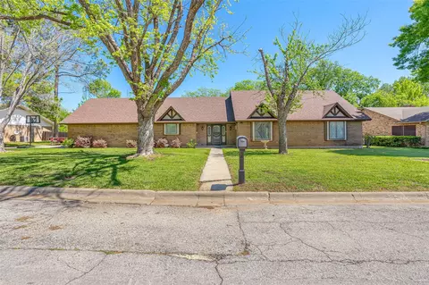 2015 Edgewood Dr, Bridgeport, TX 76426