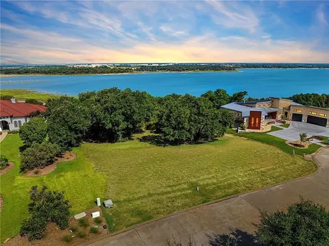 401 Water Wood Cir, Woodway, TX 76712