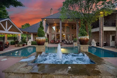 725 Locust Dr, Oak Leaf, TX 75154