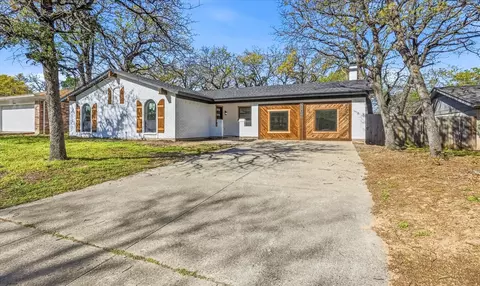 2804 Bent Tree Ln, Arlington, TX 76016