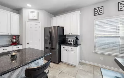 Kitchen - 9012 Conroe Dr, Argyle, TX 76226 photo 4 of 5