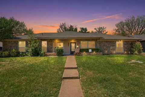 819 Blessing Creek Dr, Euless, TX 76039