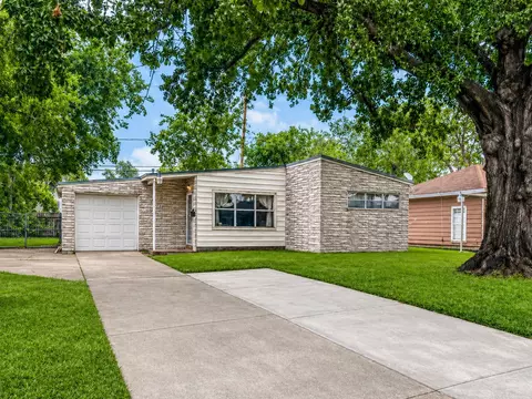 6730 Lodge St, Houston, TX 77092
