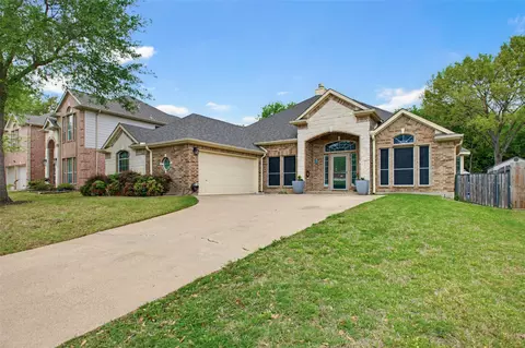 8 Whispering Bend Ct, Mansfield, TX 76063
