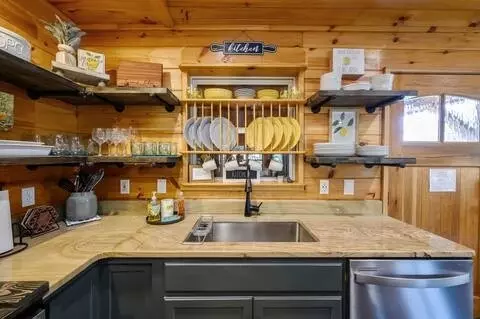 Kitchen - 209 Pinyon, Broken Bow, OK 74728 photo 4 of 6