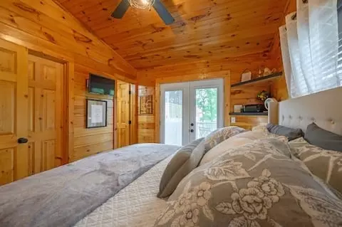 Bedroom - 209 Pinyon, Broken Bow, OK 74728 photo 3 of 5