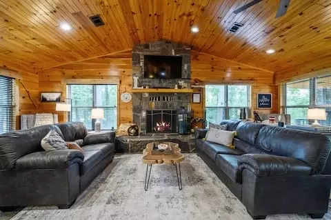 Living - 209 Pinyon, Broken Bow, OK 74728 photo 1 of 4