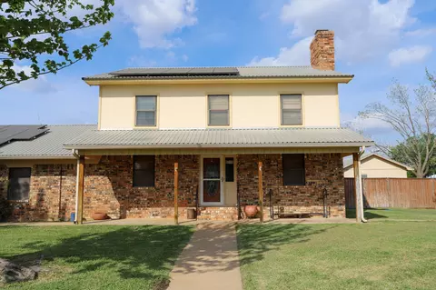 303 David Davis Dr, Mcgregor, TX 76657