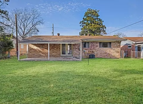 504 Redwater Rd, Wake Village, TX 75501
