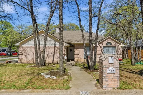 705 Oak Park Dr, Azle, TX 76020