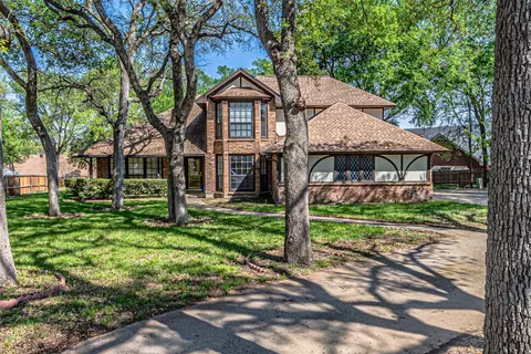 8808 Sylvan Ct, Fort Worth, TX 76120