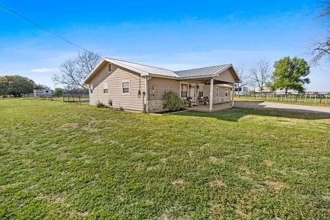 Exterior - 207 N Sand St, Comanche, TX 76442 photo 3 of 6