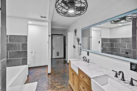 Bath - 207 N Sand St, Comanche, TX 76442 photo 6 of 6