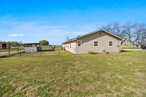 Exterior - 207 N Sand St, Comanche, TX 76442 photo 5 of 6