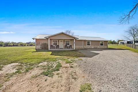 Exterior - 207 N Sand St, Comanche, TX 76442 photo 2 of 6
