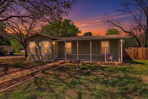 320 W Rucker St, Granbury, TX 76048