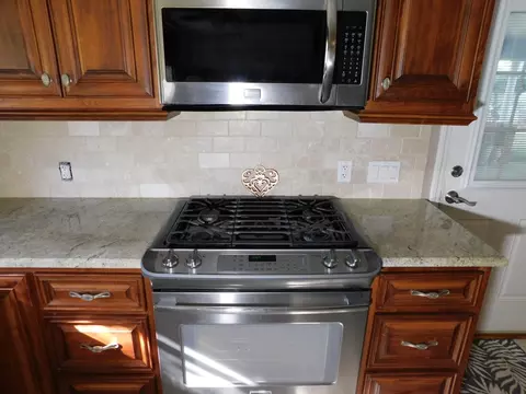 Kitchen - 201 NE 8th St, Springhill, LA 71075 photo 3 of 3