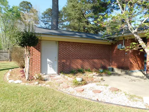 Exterior - 201 NE 8th St, Springhill, LA 71075 photo 8 of 13