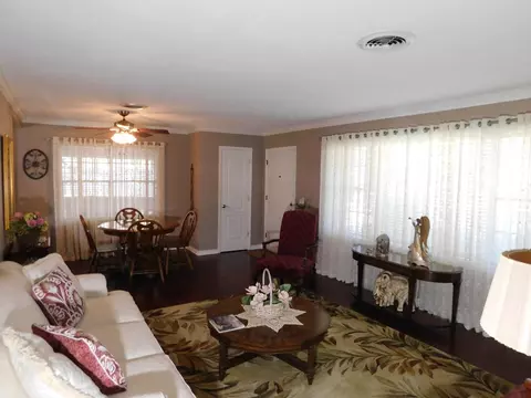 Living - 201 NE 8th St, Springhill, LA 71075 photo 3 of 4