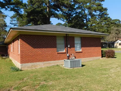 Exterior - 201 NE 8th St, Springhill, LA 71075 photo 4 of 13