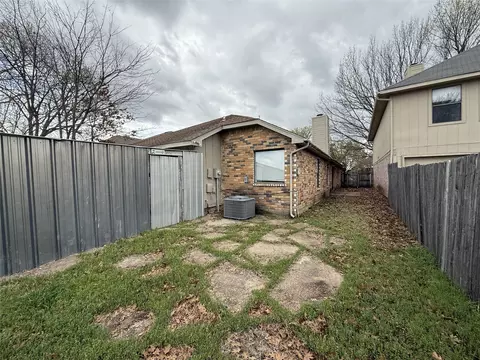 Exterior - 2011 Nectar Dr, Mesquite, TX 75149 photo 4 of 5