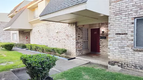 220 Village North Dr, Richardson, TX 75081