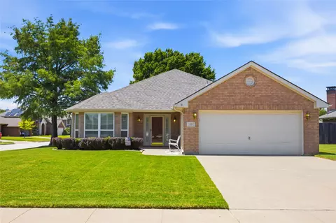 301 Mary Kay Ct, Burleson, TX 76028