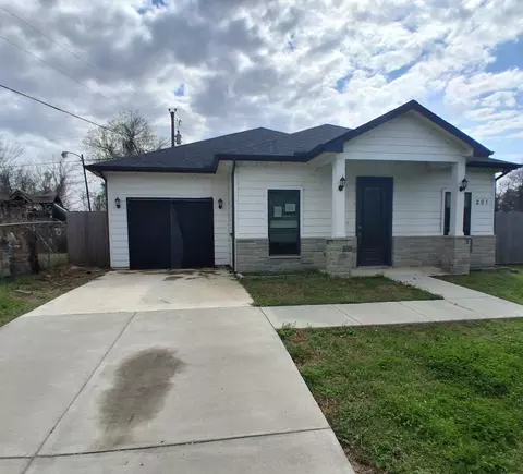 201 Holly Dr, West Tawakoni, TX 75474