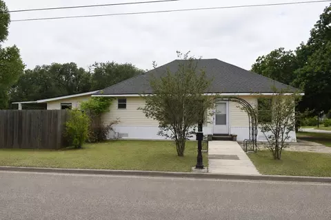 401 Powers St, Lacy Lakeview, TX 76705