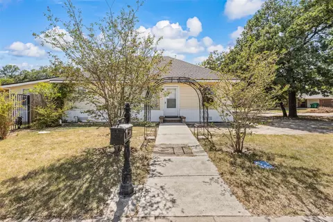 401 Powers St, Lacy Lakeview, TX 76705