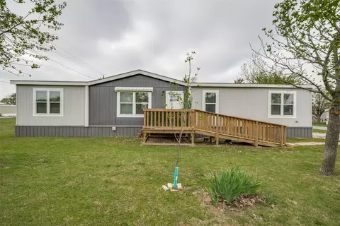 101 Shady Grove Dr, Sanger, TX 76266