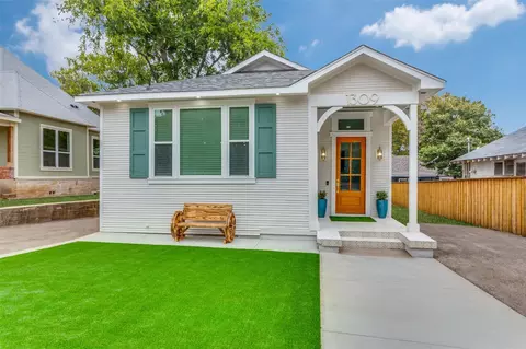 1309 E Peach St, Fort Worth, TX 76102