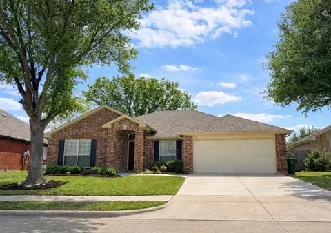 208 Creek Point Ln, Arlington, TX 76002