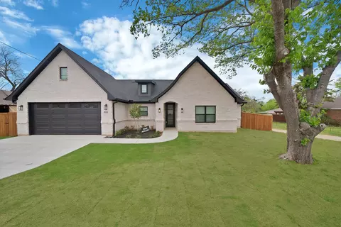905 N Trinity St, Decatur, TX 76234