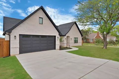905 N Trinity St, Decatur, TX 76234