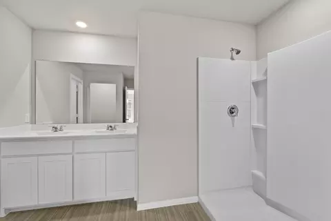 Bath - 541 Marsh St, Cleburne, TX 76033 photo 2 of 2