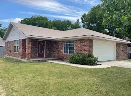 651 Meadow Park Dr, White Settlement, TX 76108