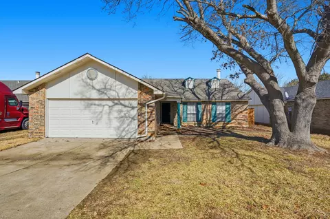 2117 Newbury Dr, Arlington, TX 76014