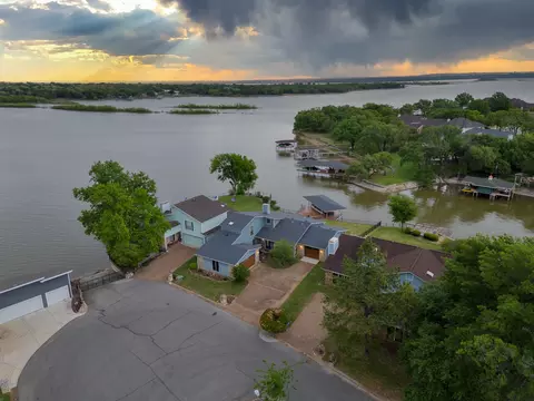568 Harbor Cir, Azle, TX 76020
