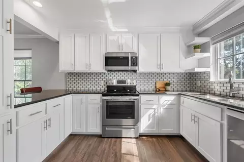 Kitchen - 2901 Lake Shore Dr #407, Waco, TX 76708 photo 2 of 4