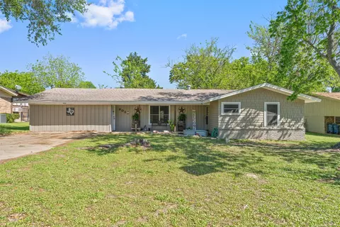 602 Colonial Dr, Athens, TX 75751